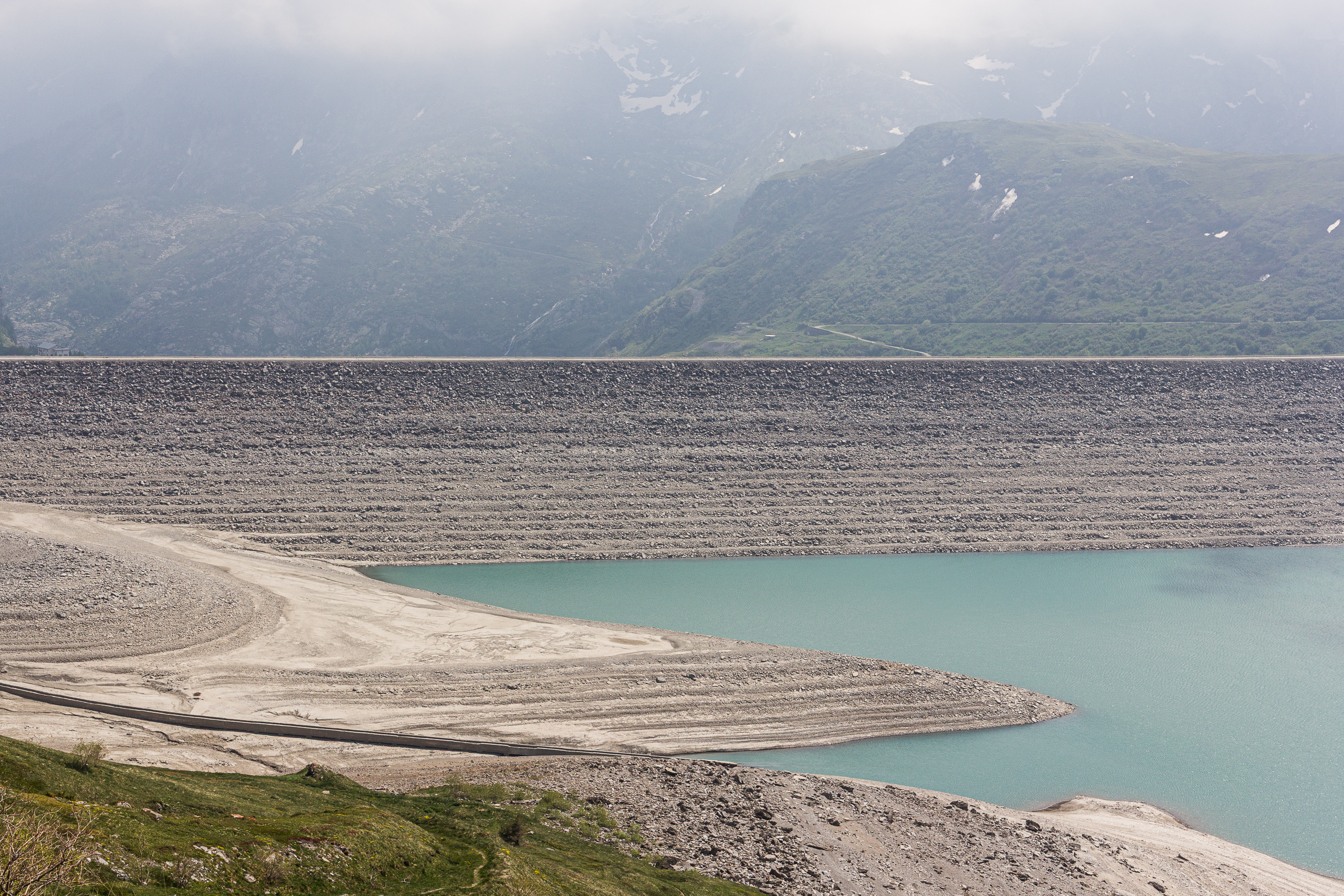 Der Staudamm des Lac du Mont Cenis bei niedrigem Wasserstand